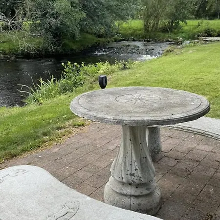 Konukevi The Hermitage Riverside House Clogheen